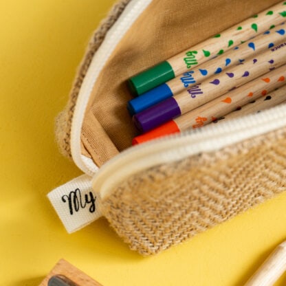 Trousse en jute pleine de crayons de couleur
