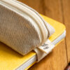 Zoom sur la trousse élastique crème
